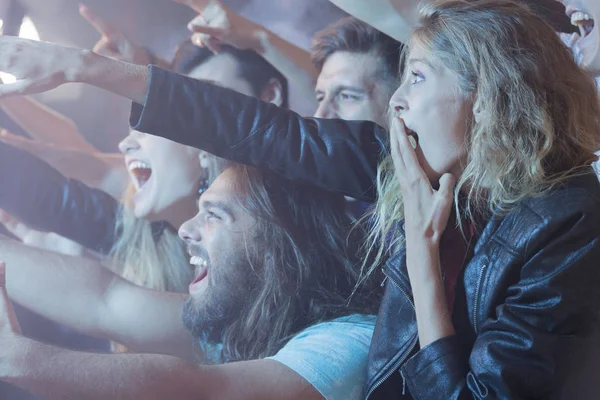 Pessoas excitadas a empilhar no concerto de rock — Fotografia de Stock