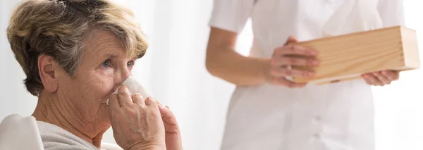 Donna anziana che si soffia il naso — Foto Stock