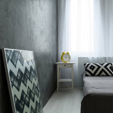 Gri duvar yatak odası