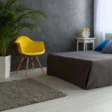 Sarı koltuğu gri yatak odası