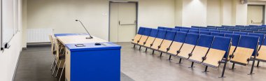 Kolej geniş konferans salonunda