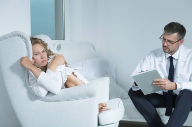 Kadın bir psikiyatrist ile bir oturum üzerinde