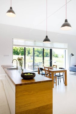 Küçük bir mutfak ile minimalist modern oda