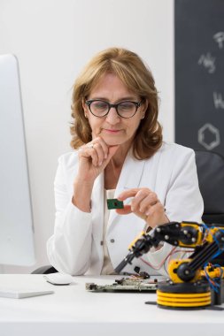 Teknik üniversite profesörü 