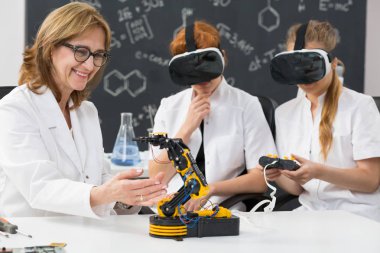 Profesör ve Vr gözlük takan iki bilimi öğrencileri