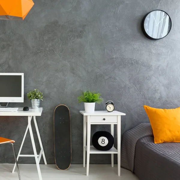 Dormitorio moderno gris con accesorios naranja — Foto de Stock