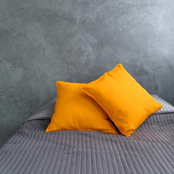 Letto grigio e cuscini arancioni — Foto Stock