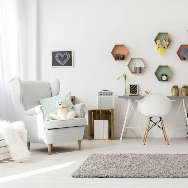 Детская комната, полная света
