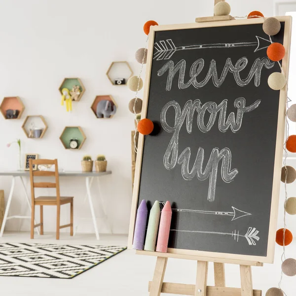 Chambre d'enfants avec espace d'étude — Photo