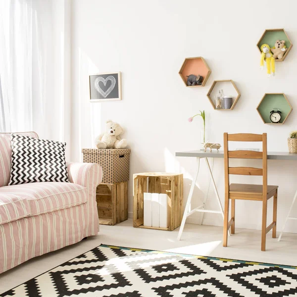 Teenager-Mädchenzimmer mit bequemem Sofa — Stockfoto