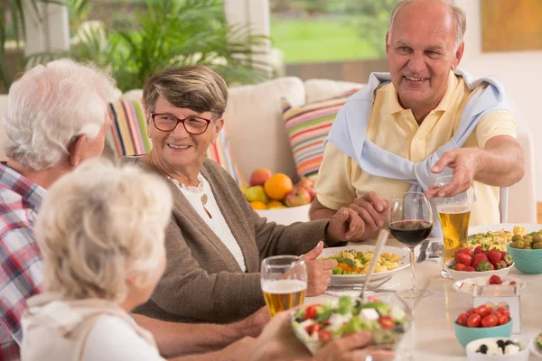 Старі люди насолоджуються вечірнім прийомом їжі — стокове фото
