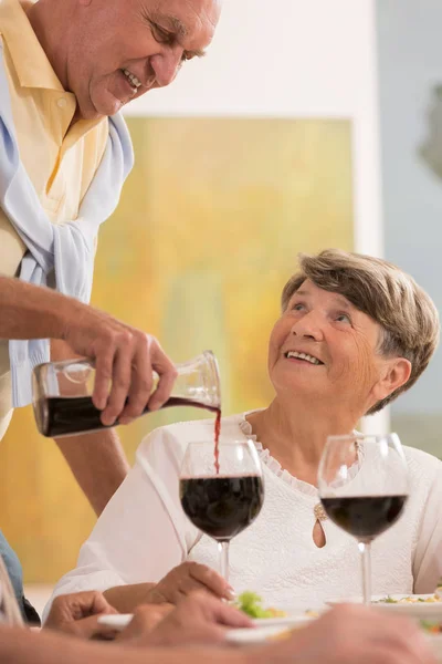 Wylewanie jej kieliszek wina podczas posiłku — Zdjęcie stockowe
