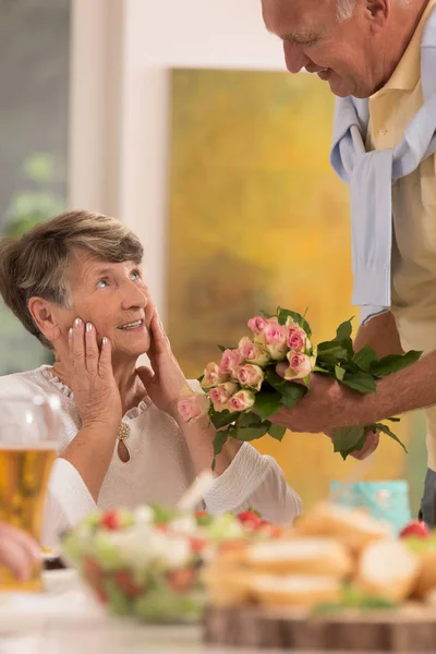 Buquê de rosas à esposa surpreendida — Fotografia de Stock