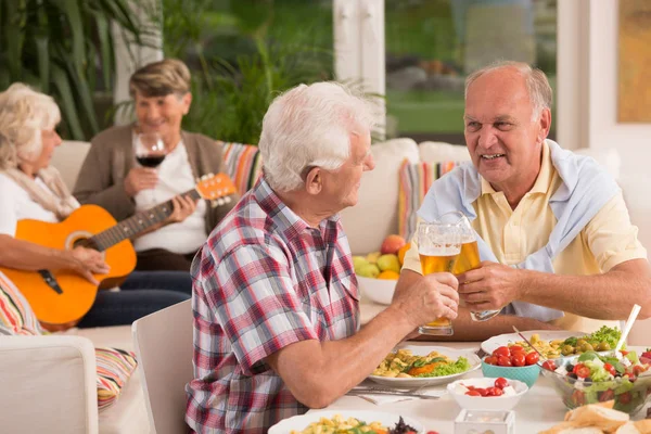 Dos hombres mayores bebiendo cerveza — Foto de Stock