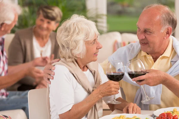 Senior matrimonio bebiendo con sus amigos — Foto de Stock