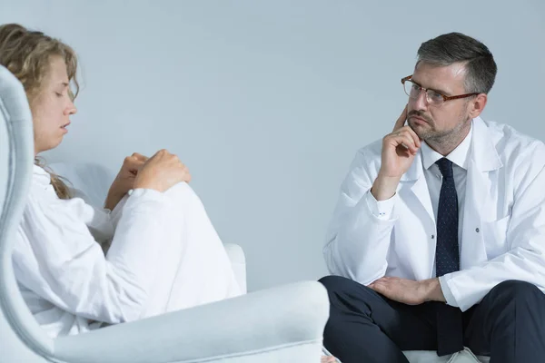 Besorgte Frau beim Psychiater — Stockfoto