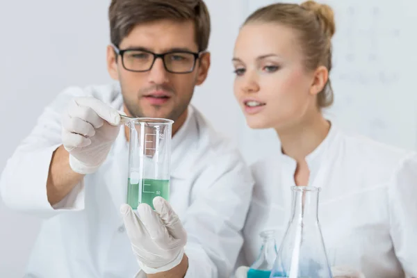 Durchführung eines Experiments — Stockfoto