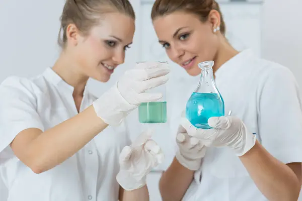 Experimenteren in een lab — Stockfoto