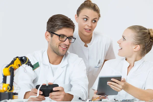 Group of young technology students — Stock Photo, Image