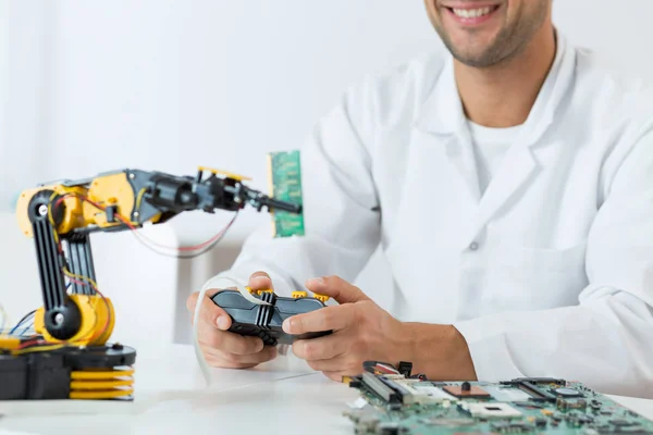 Estudante de tecnologia usando um braço robótico moderno — Fotografia de Stock