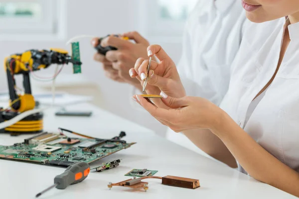 Estudiantes trabajando en un laboratorio — Foto de Stock