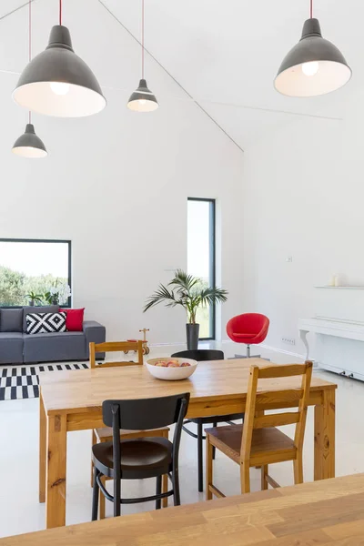 Moderna casa espaciosa con paredes blancas — Foto de Stock