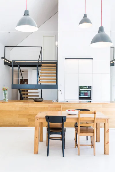 Ahşap mobilyalar ile modern ev — Stok fotoğraf
