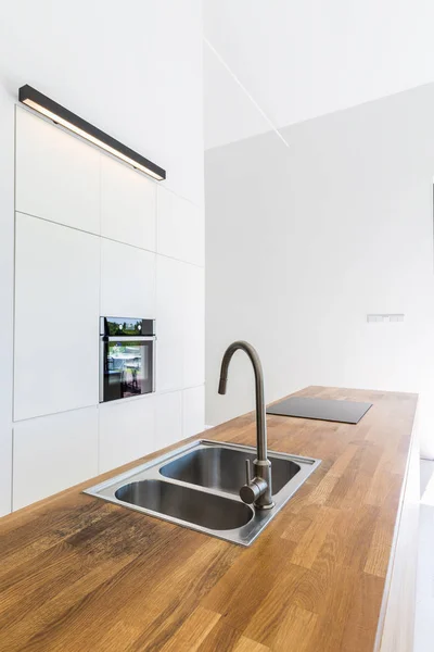 Современная минималистская кухня со встроенными шкафами — стоковое фото