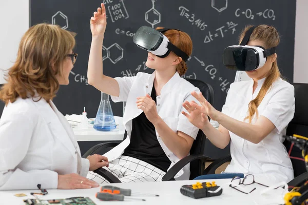 Dois estudantes usando óculos de realidade virtual — Fotografia de Stock