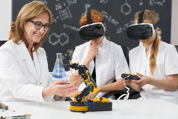 Professor e dois estudantes de ciências vestindo óculos de realidade virtual — Fotografia de Stock