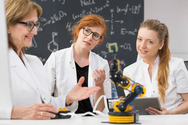 Estudiantes trabajando con su profesor — Foto de Stock