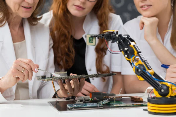 Mulheres trabalhando em um mainboard — Fotografia de Stock