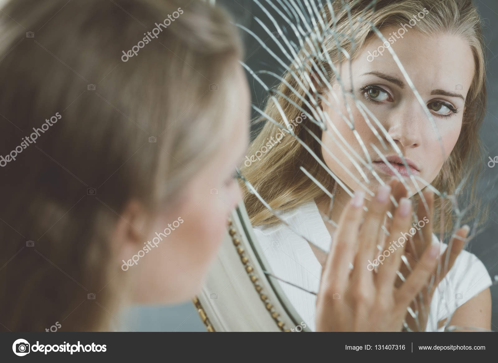 깨진된 거울을만 지는 여자 — 스톡 사진 © photographee.eu #131407316, image size:1600x1167