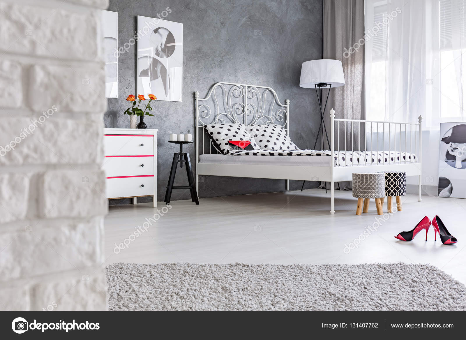 Innenraum mit weißer Ziegelwand - Stockfotografie: lizenzfreie Fotos