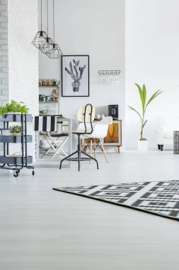 Yemek masası ile ev