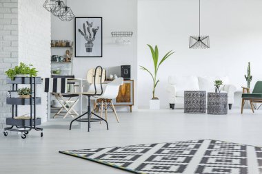 Beyaz yemek odası ile düz