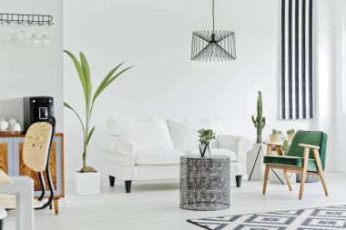 Beyaz kanepe ile çok fonksiyonlu iç