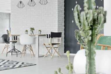 İle tuğla duvar ev iç