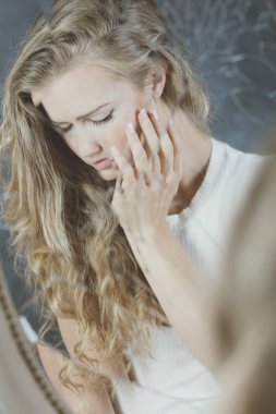 Kadın ve kırık ayna