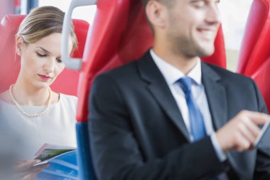 Erkek ve kadın commuting 