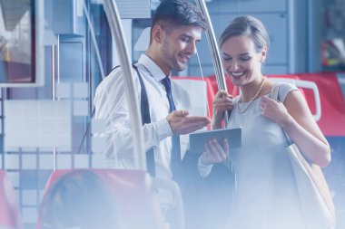 Adam bir şey tablet üzerinde gösterilen