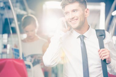 Adam tarveling tramvayla