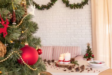 Tahta bir masada Noel süslemeleri.