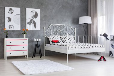 Şifoniyer ve yatak odası