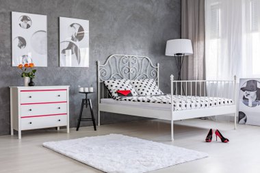 Gri duvar sıva ile yatak odası