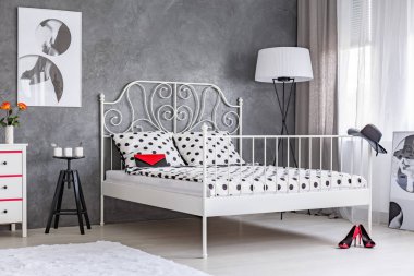 Kadının yatak odası büyük