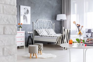 Döşemeli dışkı ile yatak odası