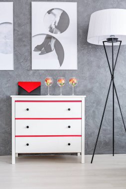 Beyaz Şifonyerin gri Oda