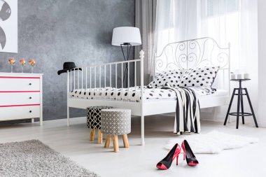 Gri yatak odası penceresi ile