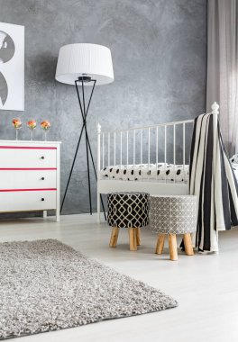 Döşemeli kabarık gri Oda